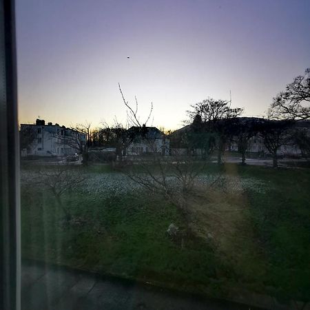 Entire 1 Bed Spacious Apartment, Private Balcony & Study Room Near City Whitehouse  Kültér fotó
