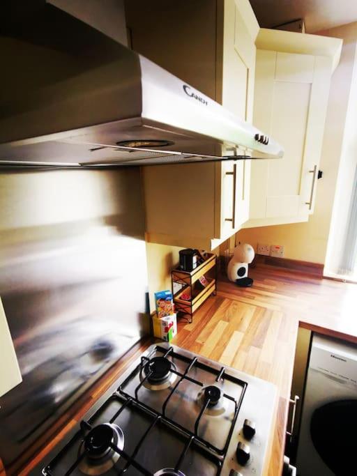 Entire 1 Bed Spacious Apartment, Private Balcony & Study Room Near City Whitehouse  Kültér fotó