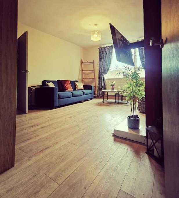 Entire 1 Bed Spacious Apartment, Private Balcony & Study Room Near City Whitehouse  Kültér fotó