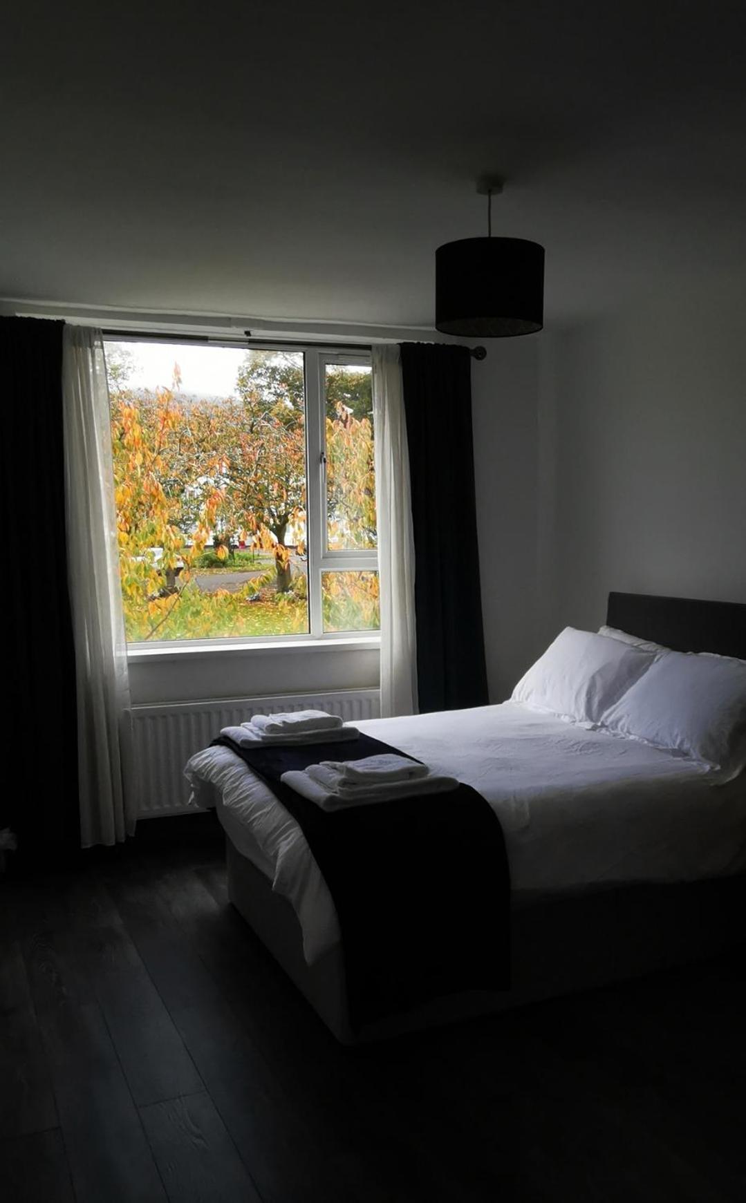 Entire 1 Bed Spacious Apartment, Private Balcony & Study Room Near City Whitehouse  Kültér fotó
