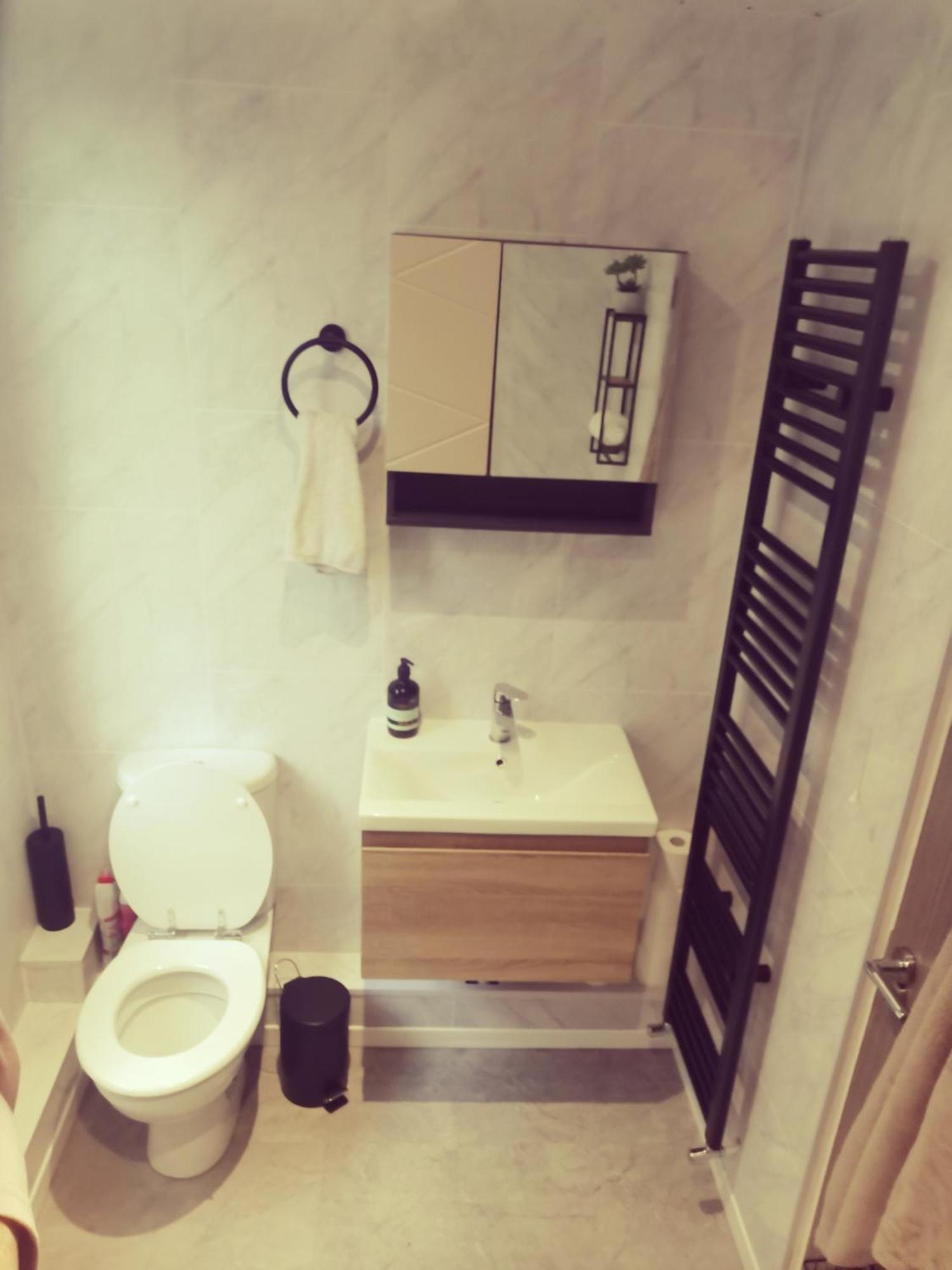 Entire 1 Bed Spacious Apartment, Private Balcony & Study Room Near City Whitehouse  Kültér fotó